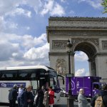 Touringcar bij de Arc de Triomphe